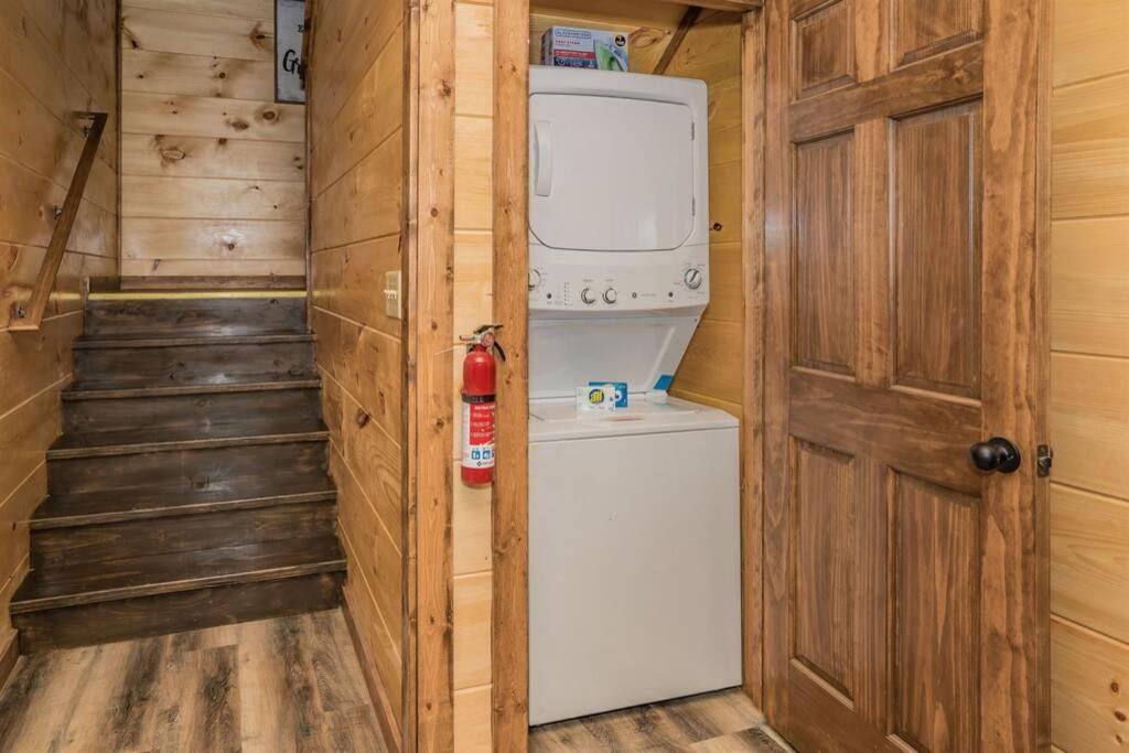Shelter Me - 5 Miles To Dollywood , Hot Tub, Wi-Fi, Game Room Пиджен Фордж Екстериор снимка
