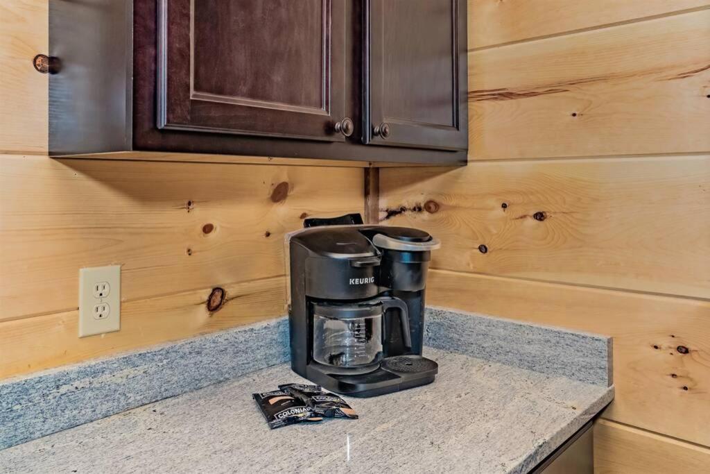 Shelter Me - 5 Miles To Dollywood , Hot Tub, Wi-Fi, Game Room Пиджен Фордж Екстериор снимка