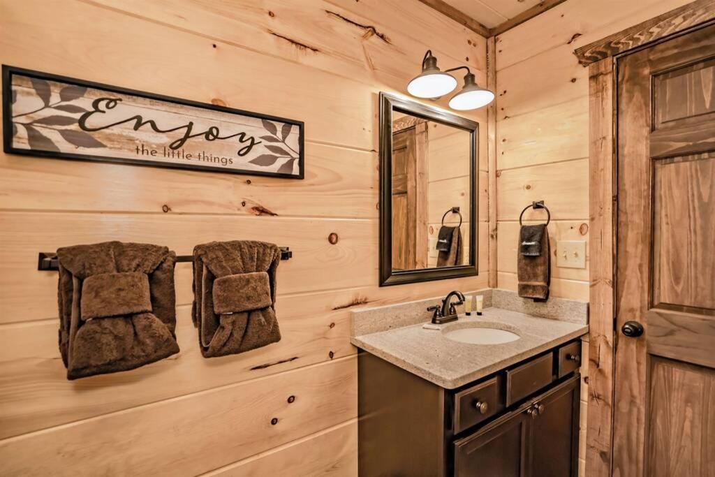 Shelter Me - 5 Miles To Dollywood , Hot Tub, Wi-Fi, Game Room Пиджен Фордж Екстериор снимка