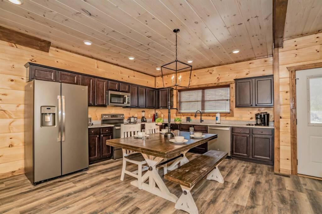 Shelter Me - 5 Miles To Dollywood , Hot Tub, Wi-Fi, Game Room Пиджен Фордж Екстериор снимка