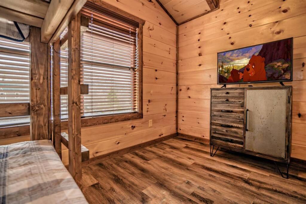 Shelter Me - 5 Miles To Dollywood , Hot Tub, Wi-Fi, Game Room Пиджен Фордж Екстериор снимка